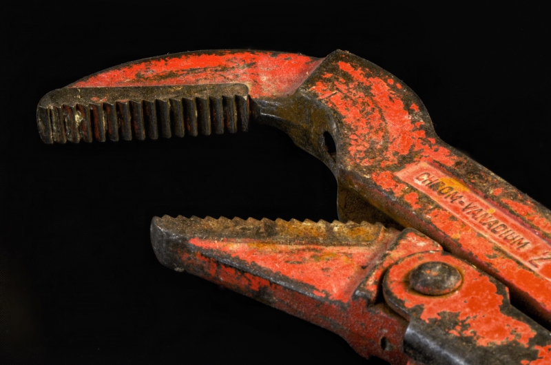 plombier-GINASSERVIS-min_pipe-wrench-318084